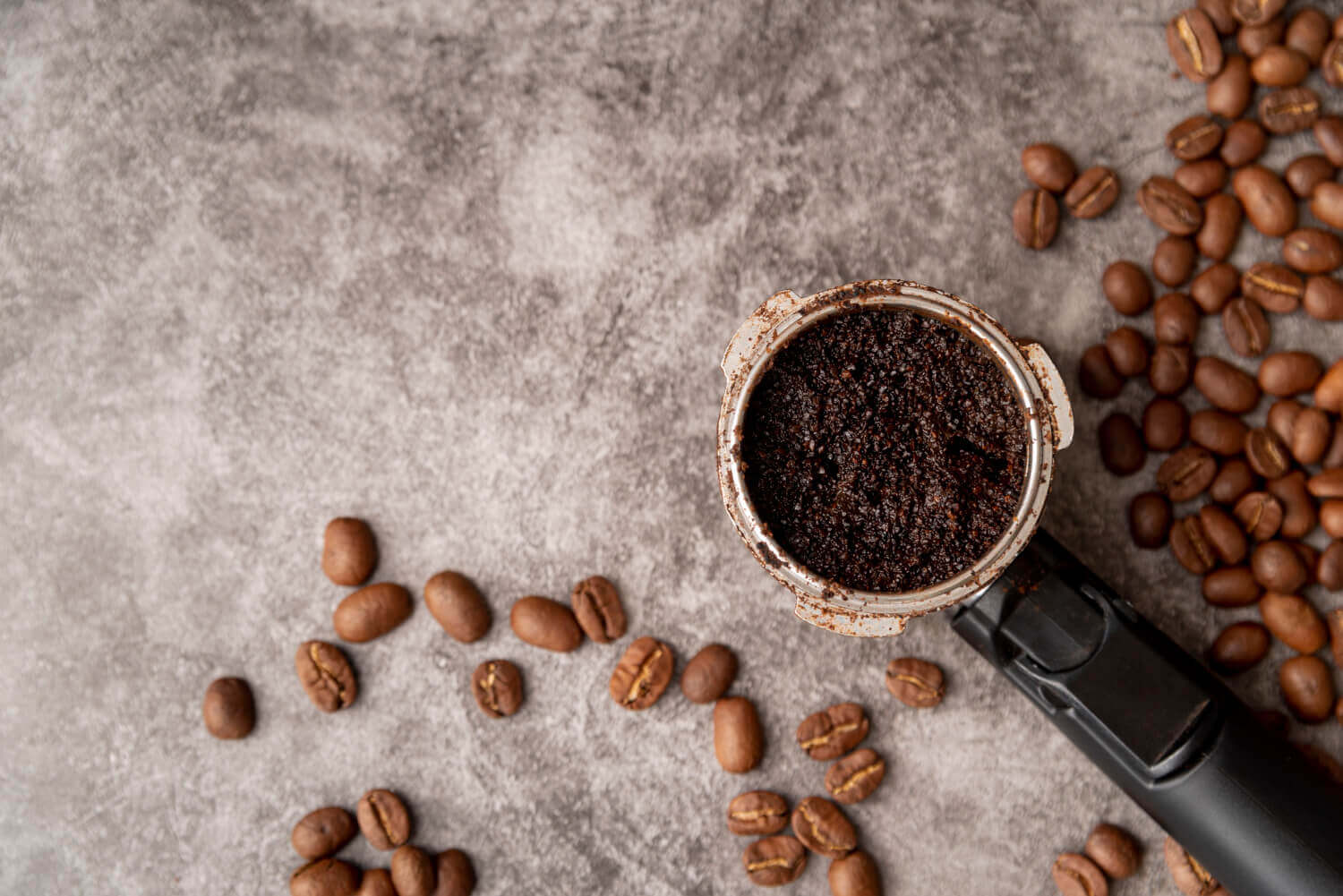 No tires los pozos por el desagüe: 5 usos útiles para aprovechar los restos de café en casa