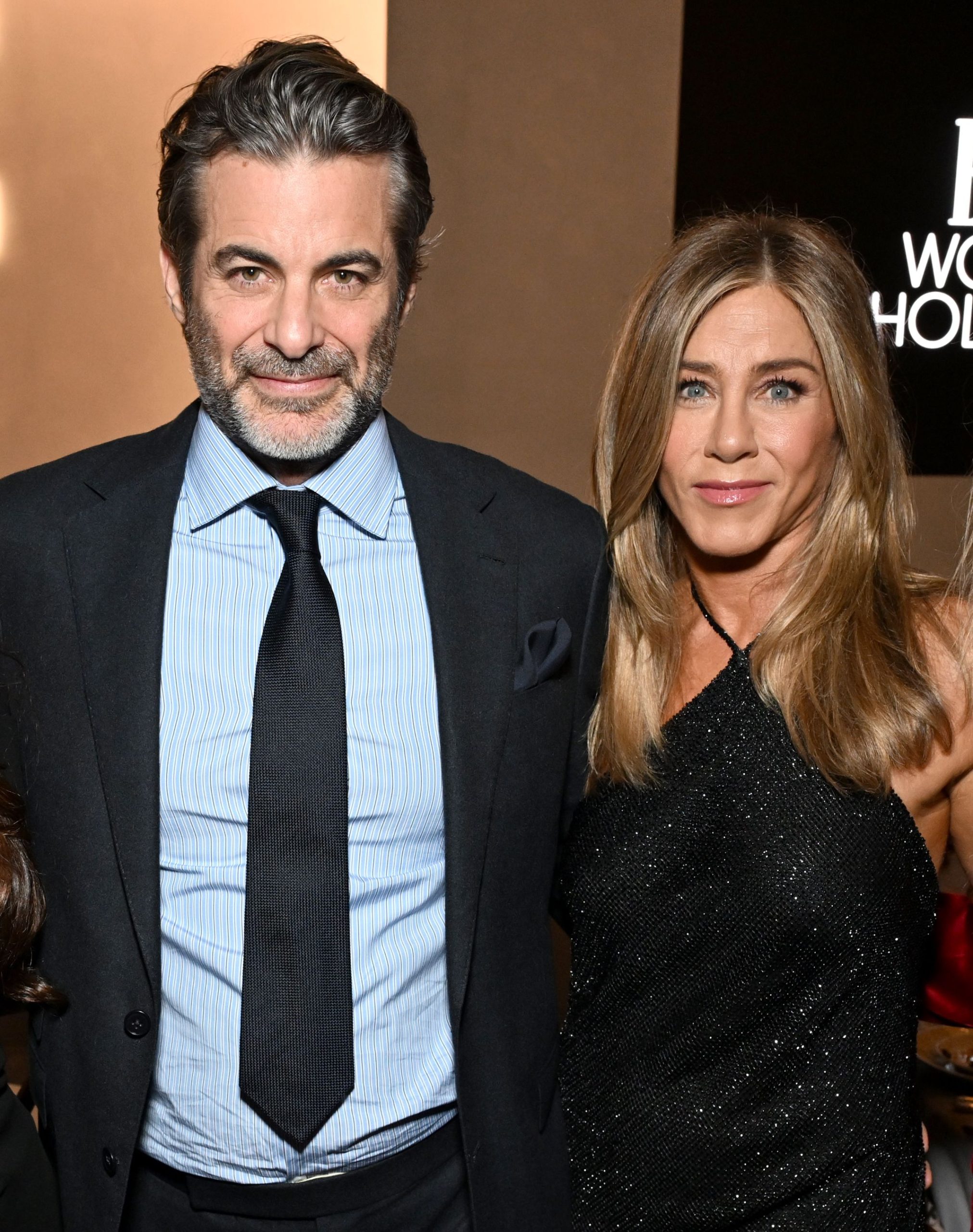 ​Jennifer Aniston celebra su 57º cumpleaños con Jim Curtis: beso entre flores y ataque de risa en un yate 