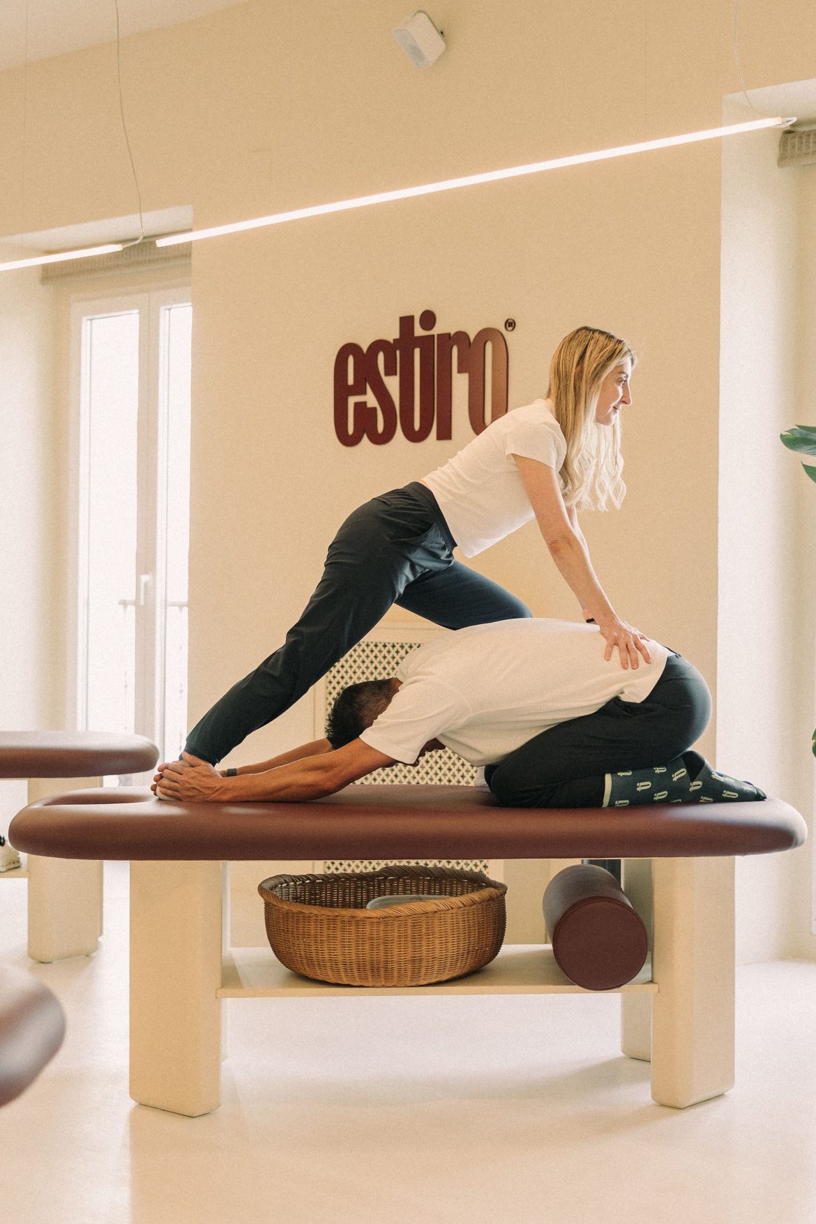 ​»Ayuda a mejorar la postura, liberar tensiones, prevenir lesiones y bajar revoluciones»: los estiramientos, la rutina de bienestar que triunfa EEUU (y ya tiene su propio centro en Madrid) 