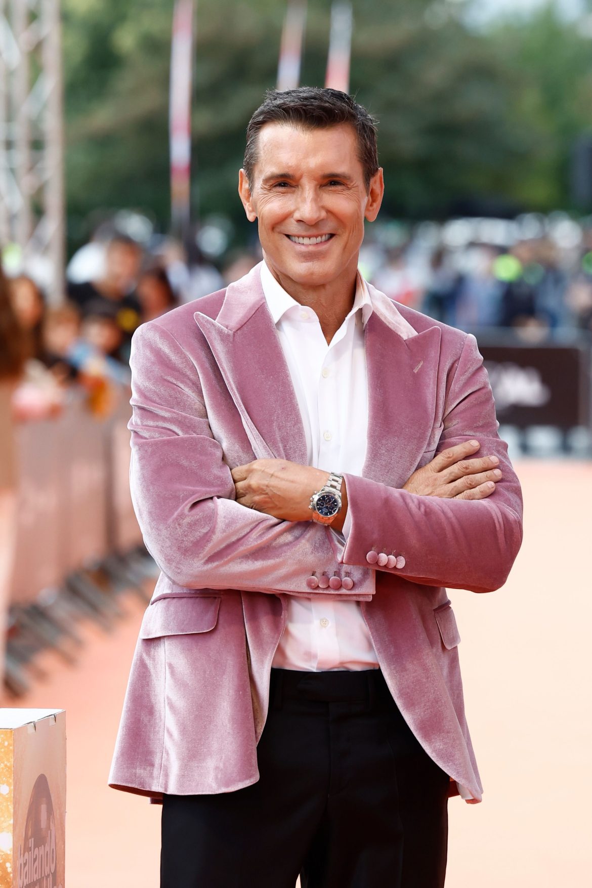 ​Jesús Vázquez y su ilusionante reinicio vital a los 60 años: dos décadas de amor junto a Roberto, el recuerdo imborrable de su madre y una pérdida que le hizo cerrar su corazón durante mucho tiempo 