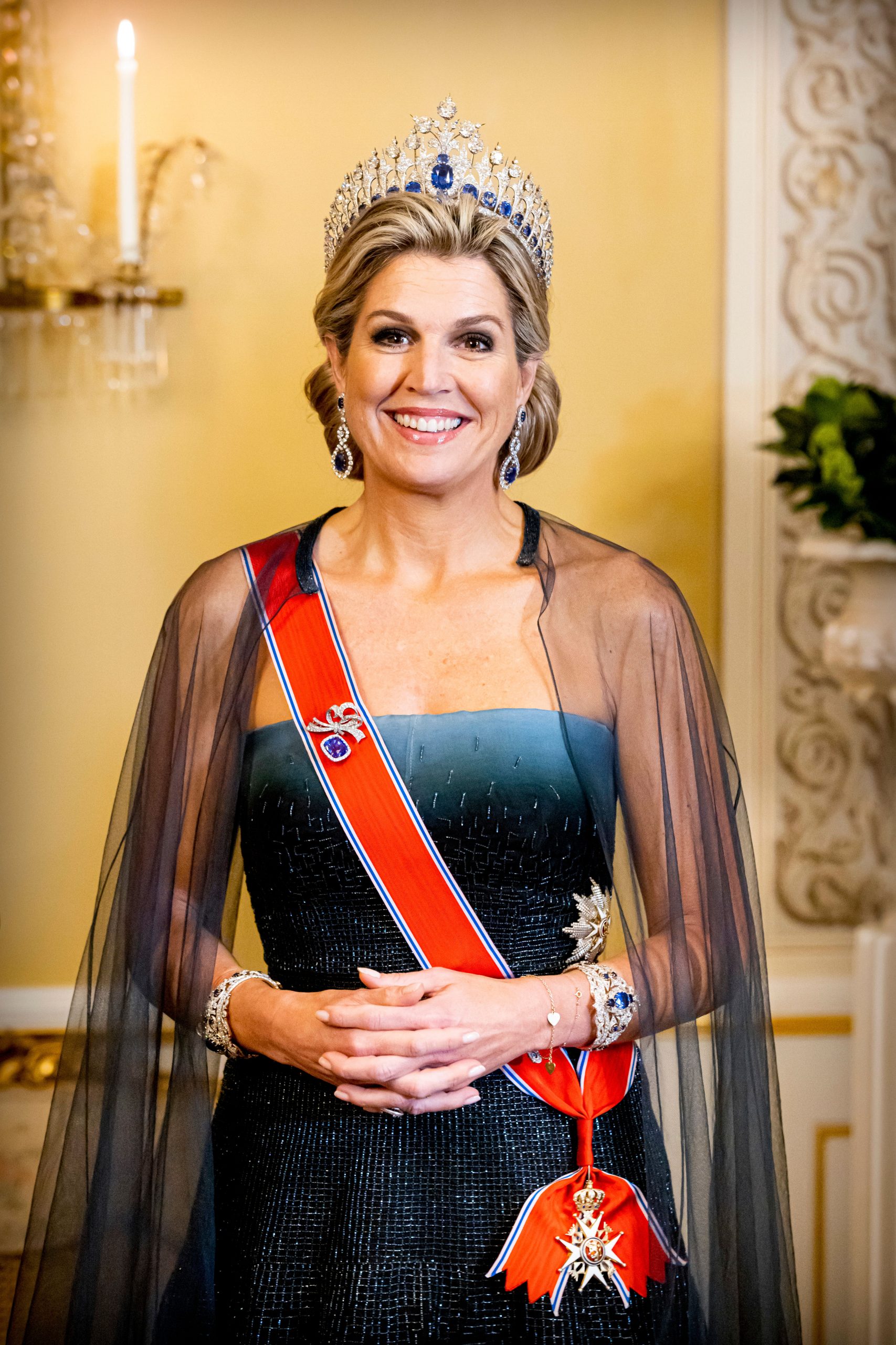 ​Una tiara de 33 zafiros y más de 600 diamantes: la joya de Máxima de Holanda que fue pensada para brillar en la corte 