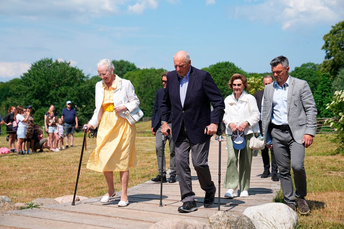 ​Sol en Tenerife, tormenta mediática en Oslo: las vacaciones españolas de Harald y Sonia de Noruega en medio de las polémicas por Mette-Marit y Marius Borg 