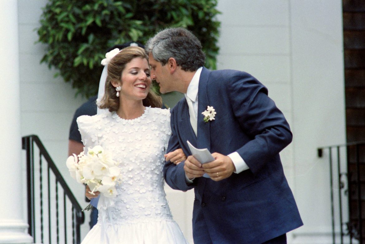 ​Recordamos la boda de Caroline Kennedy en 1986: llevó el primer vestido de novia diseñado por Carolina Herrera y su madre Jackie Onassis se consagró como la invitada más elegante 