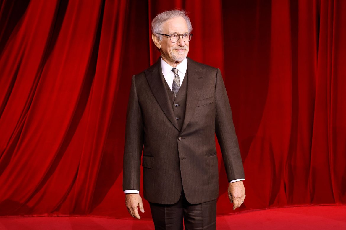 ​Steven Spielberg se convierte en uno de los donantes de la campaña para ayudar a la mujer e hijos de James Van Der Beek, cuyo personaje en Dawson crece soñaba con ser cineasta como él 