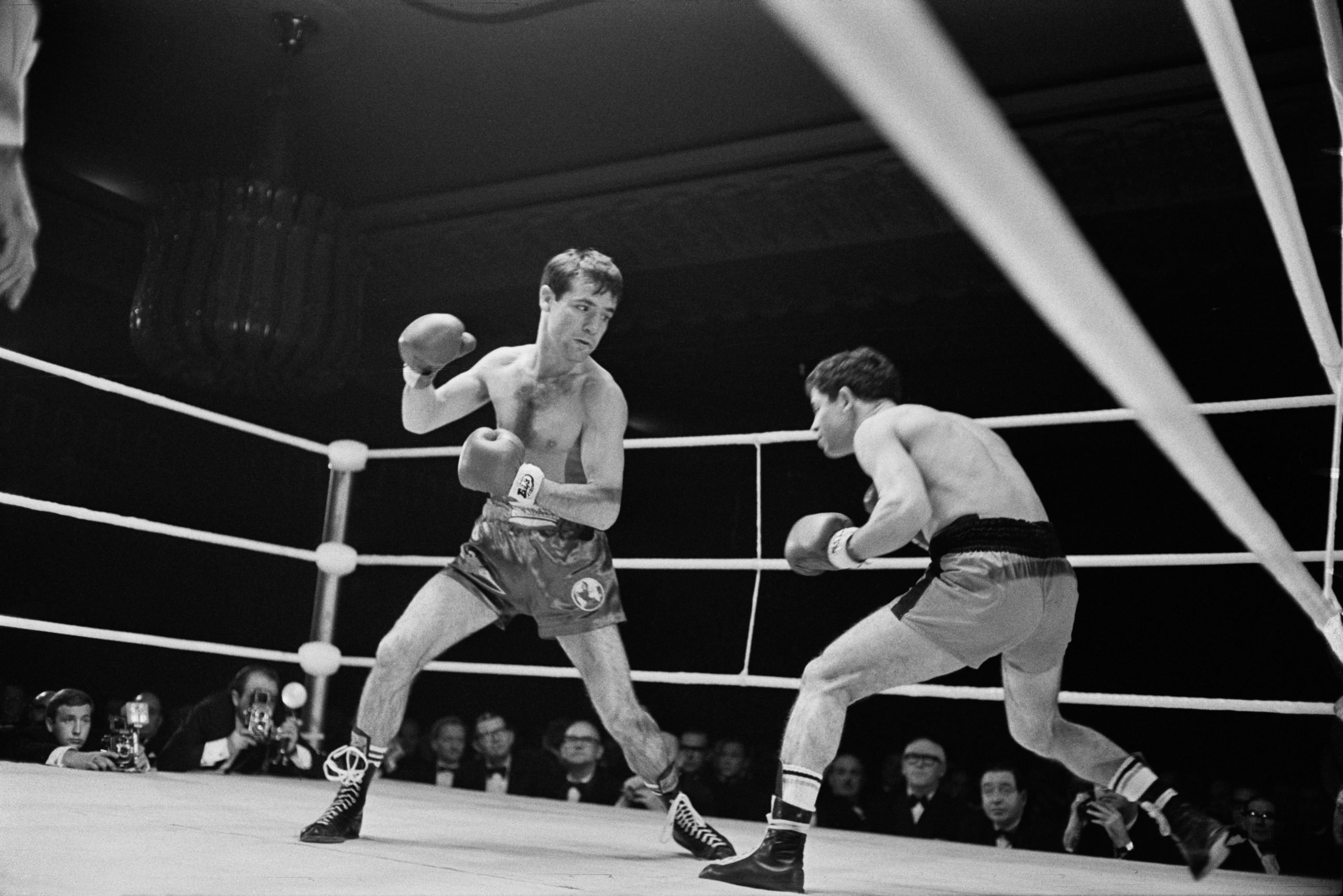 ​Recordamos el día en que Felipe de Edimburgo vio pelear a José Bisbal, el padre boxeador de David Bisbal que triunfó en los cuadriláteros de medio mundo 