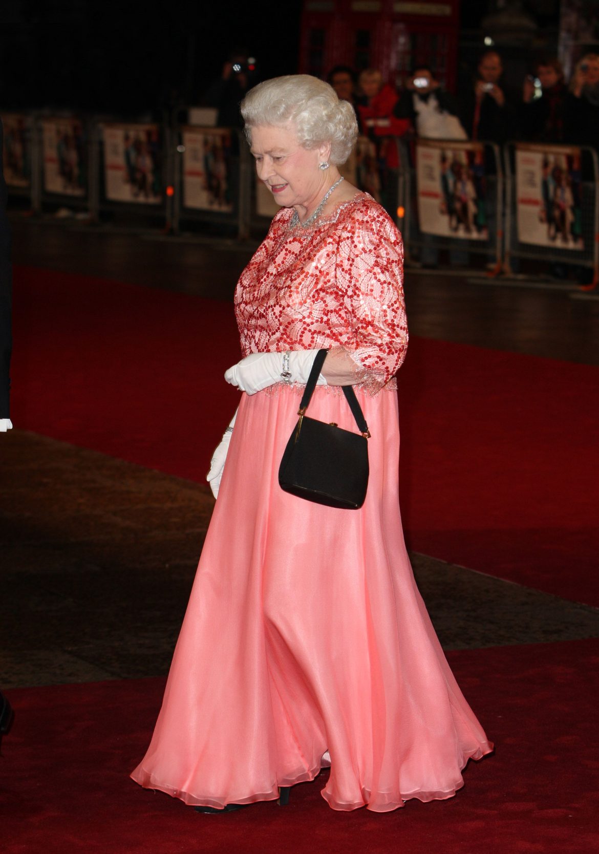 ​La carrera por los Oscar que llegó a Buckingham: el lobby para involucrar a Isabel II en el triunfo de El discurso del rey como mejor película de 2011 