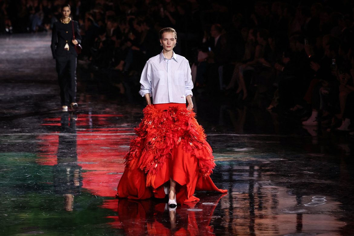 ​De algodón, manga larga y hechuras holgadas: la camisa blanca, renovada por Matthieu Blazy para Chanel 