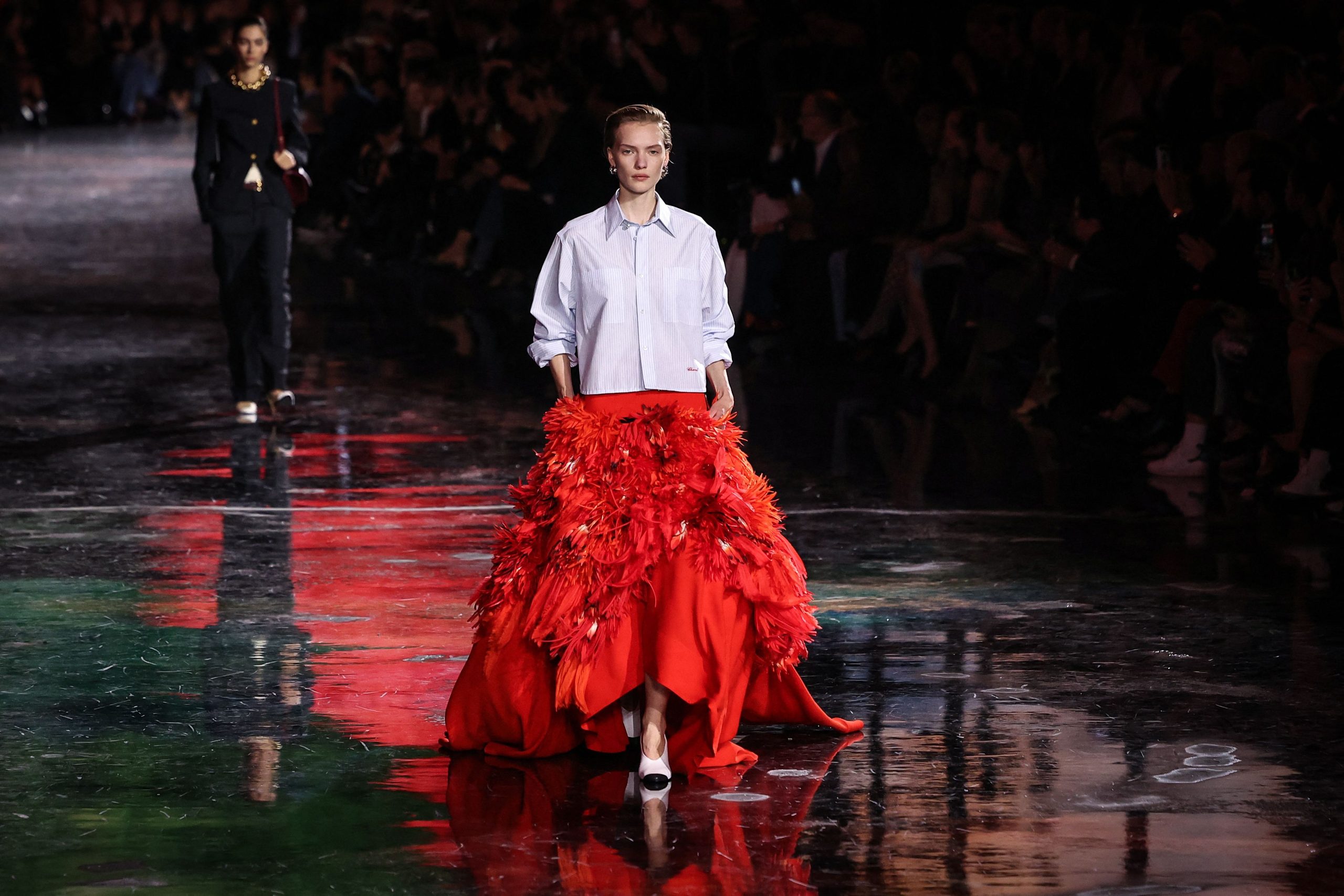 ​De algodón, manga larga y hechuras holgadas: la camisa blanca, renovada por Matthieu Blazy para Chanel 