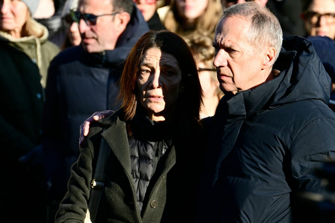 ​Un mes después del incendio en la estación de esquí suiza de Crans-Montana, hablan padres de las víctimas: «El momento más difícil fue después del funeral, cuando volví a abrir la puerta de su habitación” 