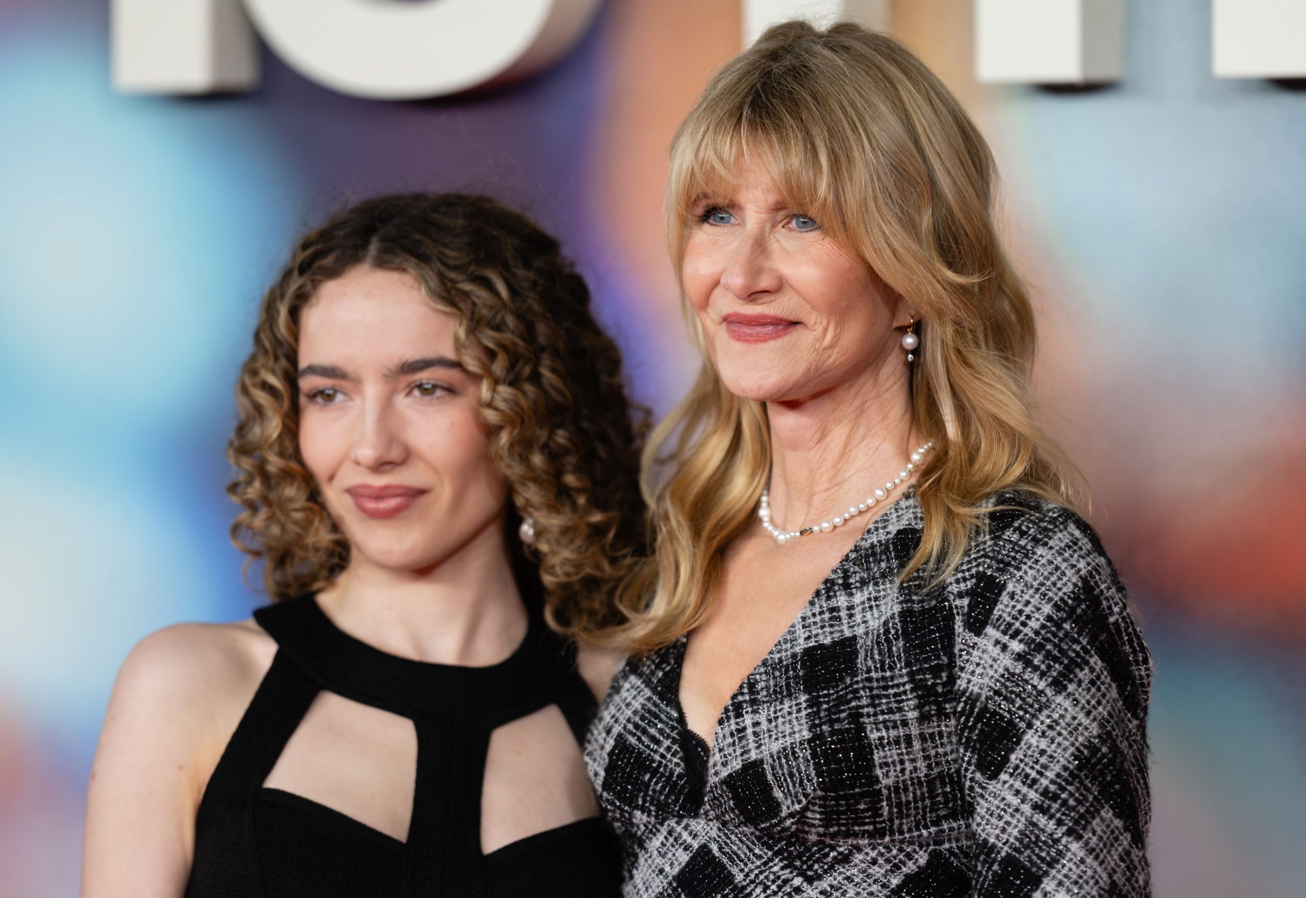 ​Laura Dern califica de "trágico" escuchar a los amigos de su hija de 21 años decir que “ya deberían recurrir a las inyecciones” 