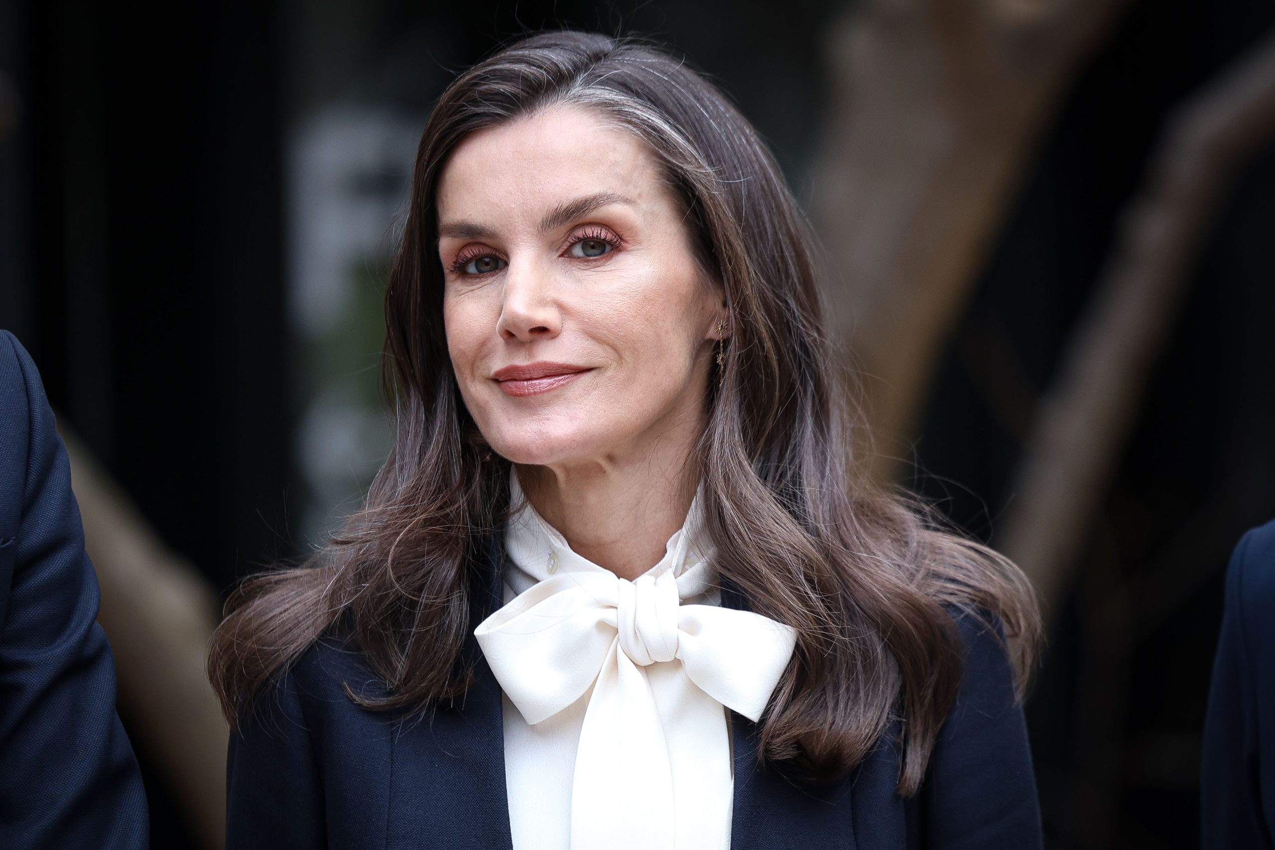 ​Lana de reyes: Letizia se une a Carlos III y apoya una plataforma que impulsa la fibra textil española (vestida con un traje de Oteyza de ovejas merinas) 