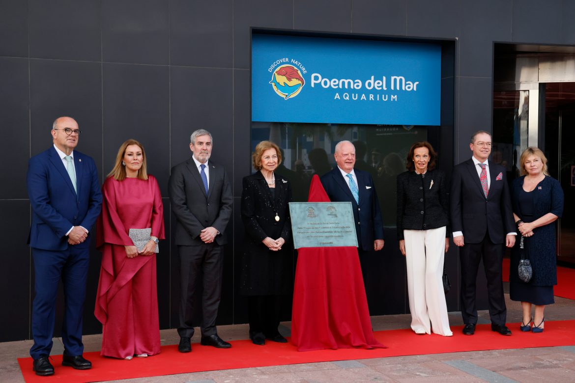 ​La reina Sofía (aún de luto por su hermana) recibe en Canarias el premio que quedó aplazado por la muerte de Irene de Grecia 