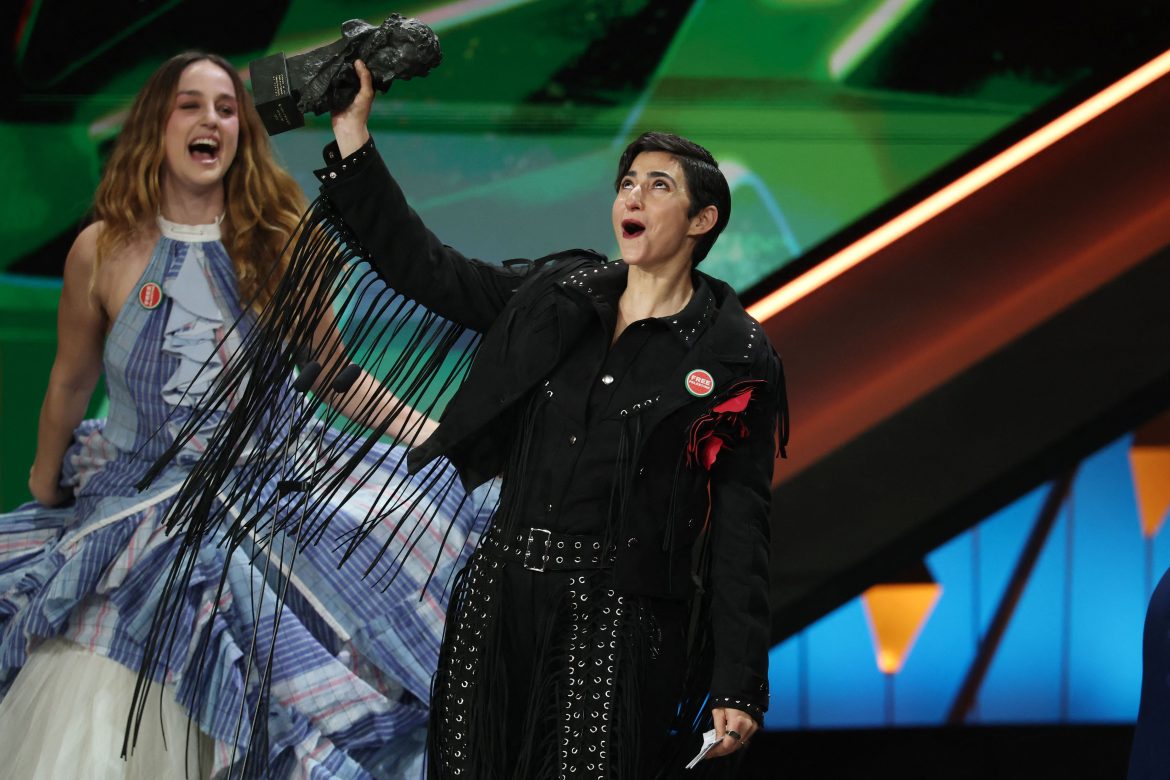 ​El momento más emocionante: Alba Flores dedica la «sanación» de su Goya a su padre Antonio y a su familia… y pone a cantar al auditorio ‘No dudaría’ 