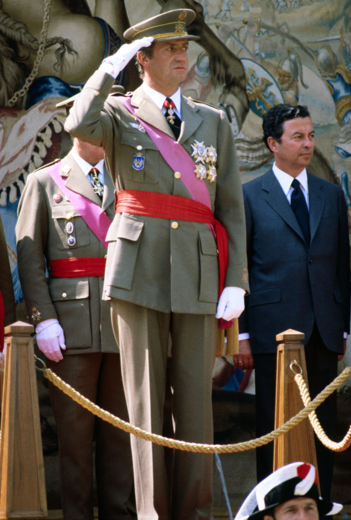 ​Desclasificación 23F: el rey Juan Carlos hizo llegar al jefe de los espías la tarjeta de una sastrería militar madrileña con un mensaje en clave de apoyo al golpista Tejero 