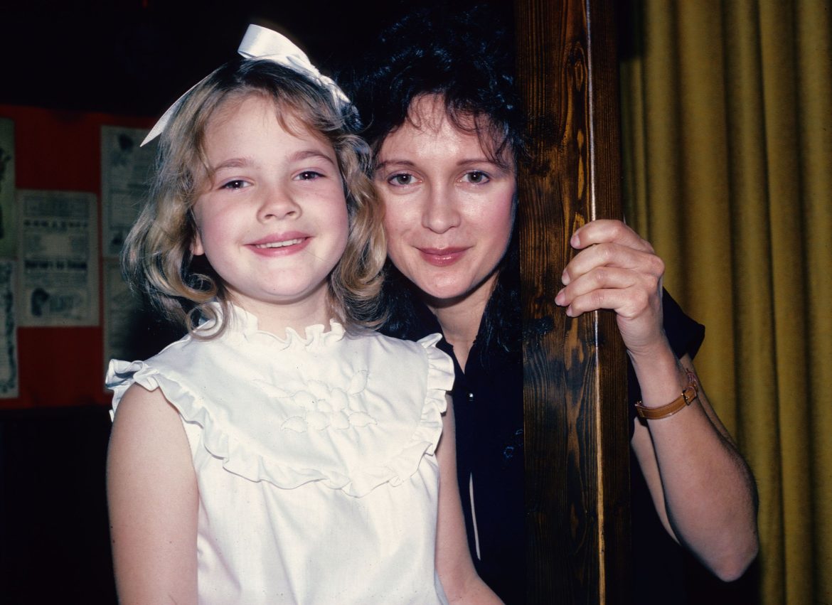 ​La dura infancia de Drew Barrymore con su madre, de la que se emancipó a los 14 años: “La hierba y el alcohol le parecían bien, pero no me dejaban ni tocar el azúcar” 