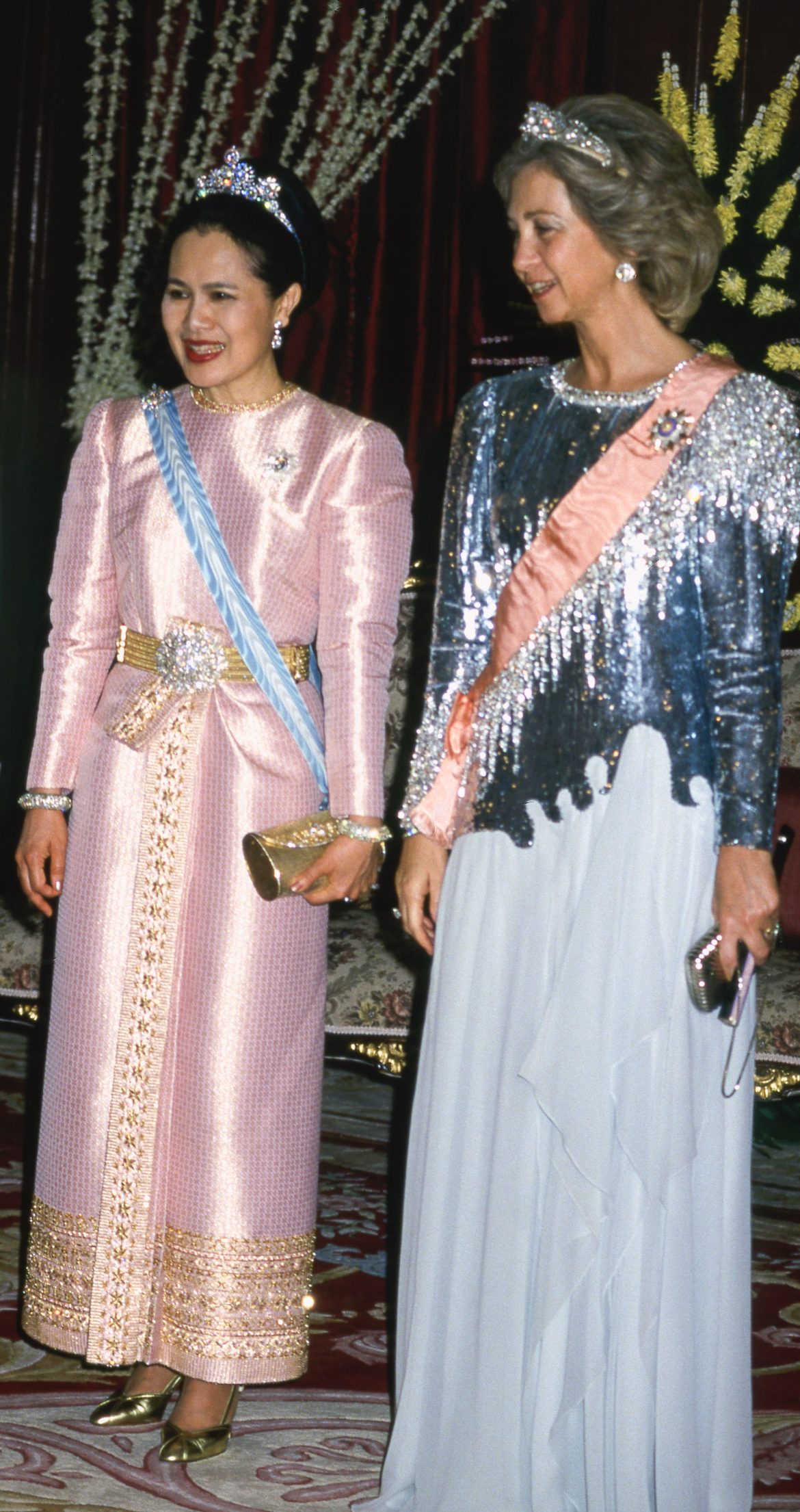 ​El fabuloso estilo de Sirikit de Tailandia, la “Jackie Kennedy” de Asia 