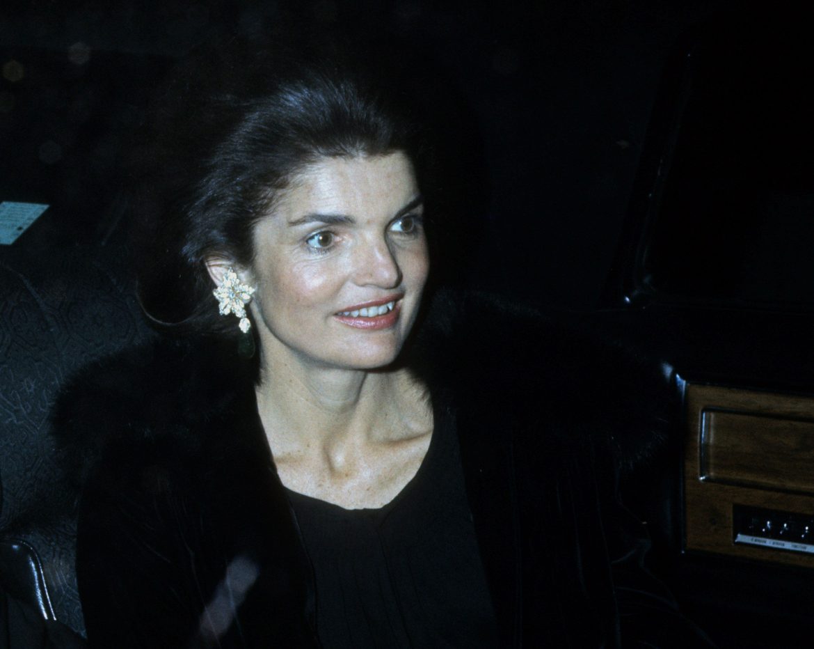 ​Los últimos días de Jacqueline Kennedy Onassis: «quemó sus viejas cartas en la chimenea» y dejó un mensaje final para su hijo John John 