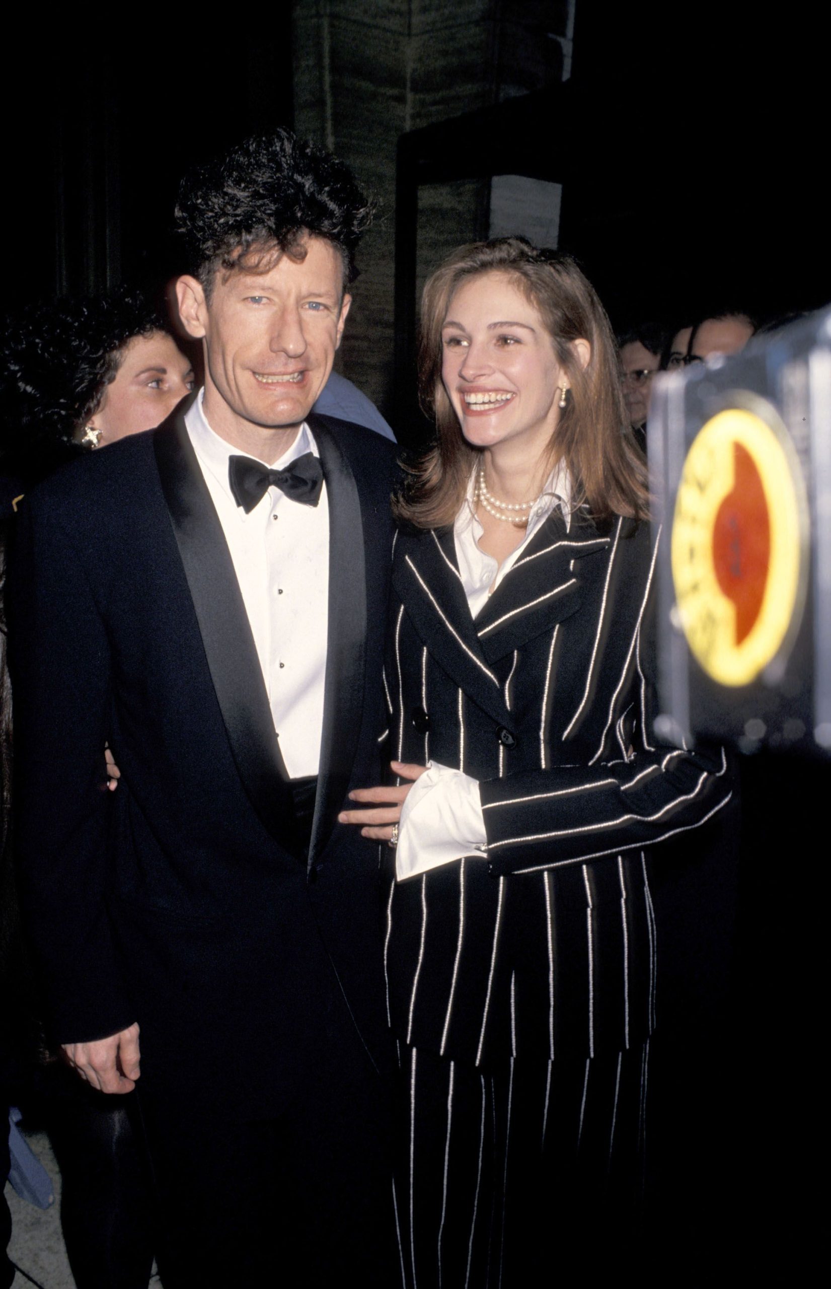 ​Recordamos la boda secreta (y fugaz) de Julia Roberts con Lyle Lovett en 1993: una novia descalza vestida de Comme des Garçons y velo a lo Thelma & Louise 