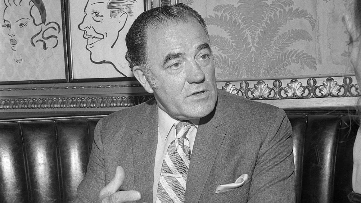 Louis L’Amour: “El único camino hacia el éxito es a través del trabajo duro y la perseverancia”