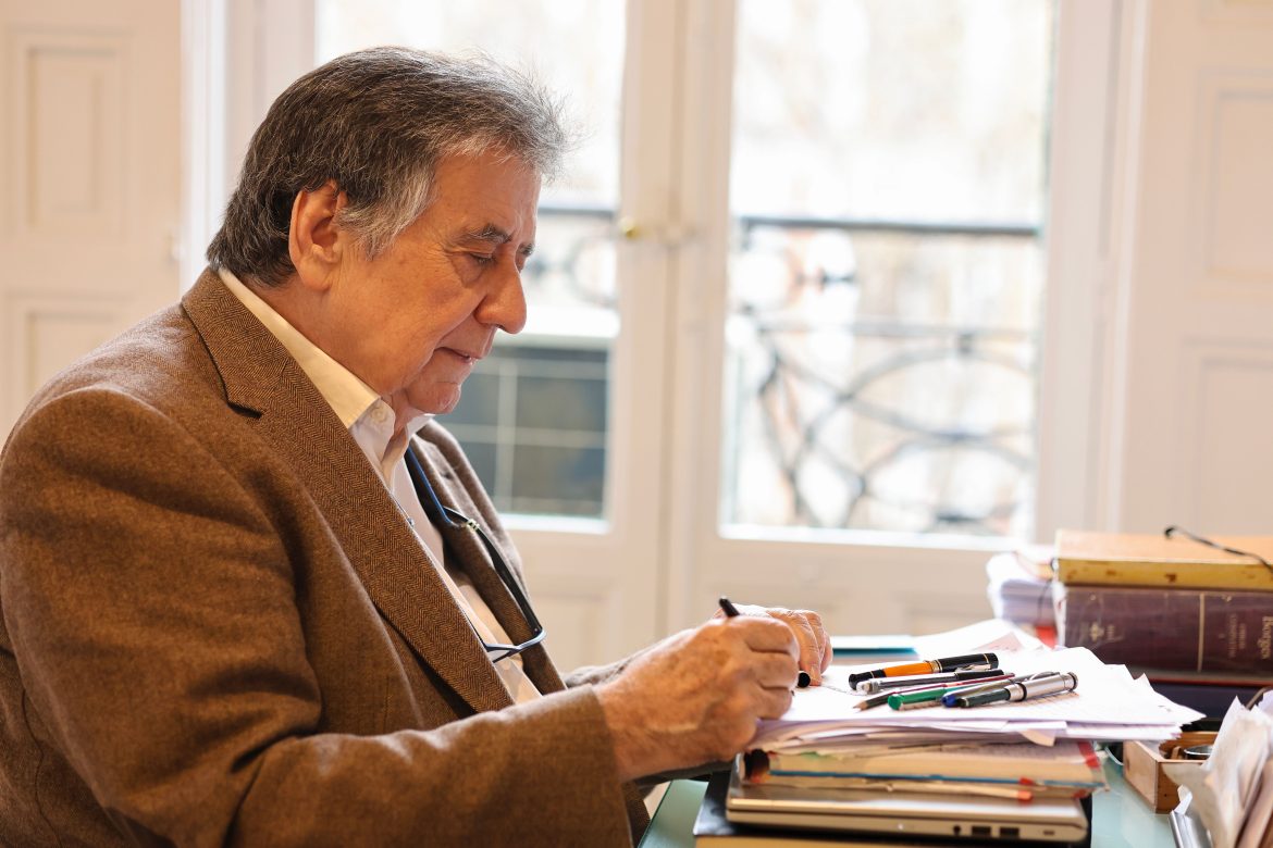 ​Luis Landero: “La gente no necesita pensar porque ya se lo dan pensado. Hacemos, como en un supermercado, la compra diaria de opiniones” 