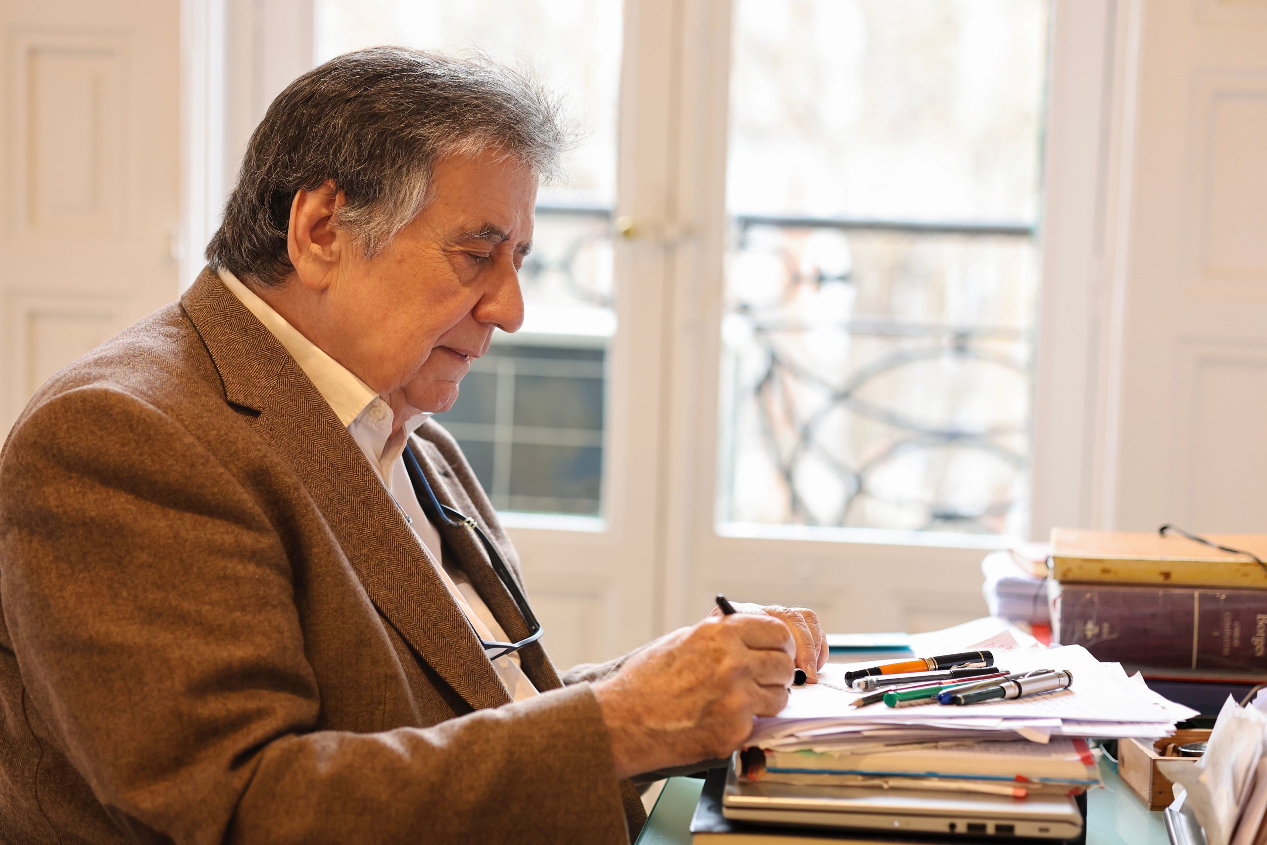 ​Luis Landero: “La gente no necesita pensar porque ya se lo dan pensado. Hacemos, como en un supermercado, la compra diaria de opiniones” 