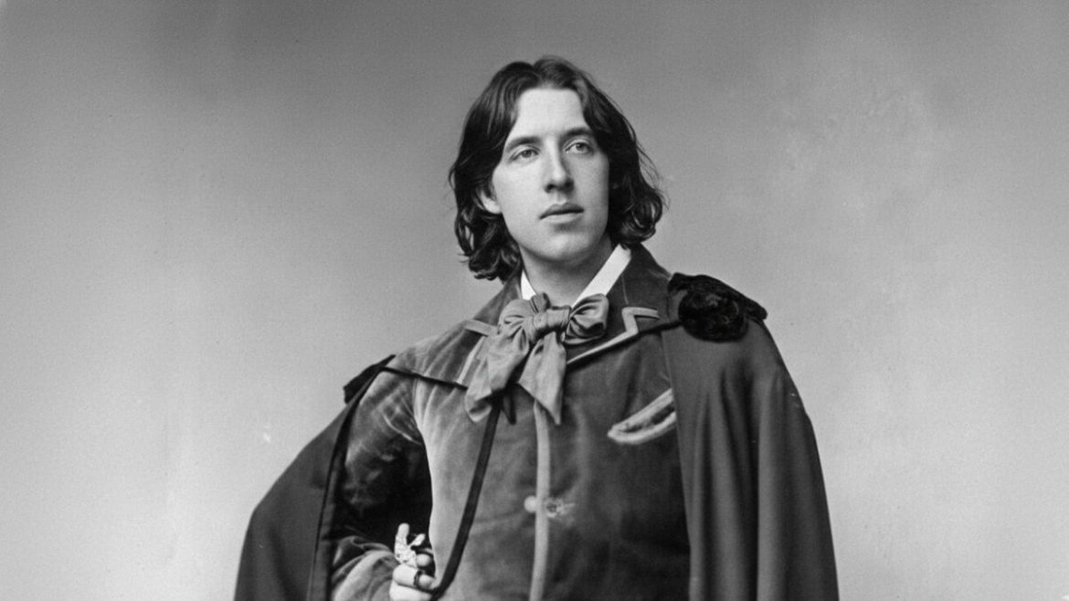 Oscar Wilde: “Vivir es lo más raro del mundo. La mayoría de la gente existe, eso es todo.”