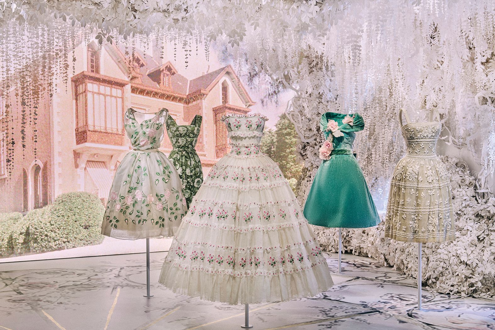 ​Azzdeine Alaïa y su colección de moda secreta: dos exposiciones descubren en París su amor por Dior a través de 600 vestidos "que construyeron sus sueños de adolescencia” 