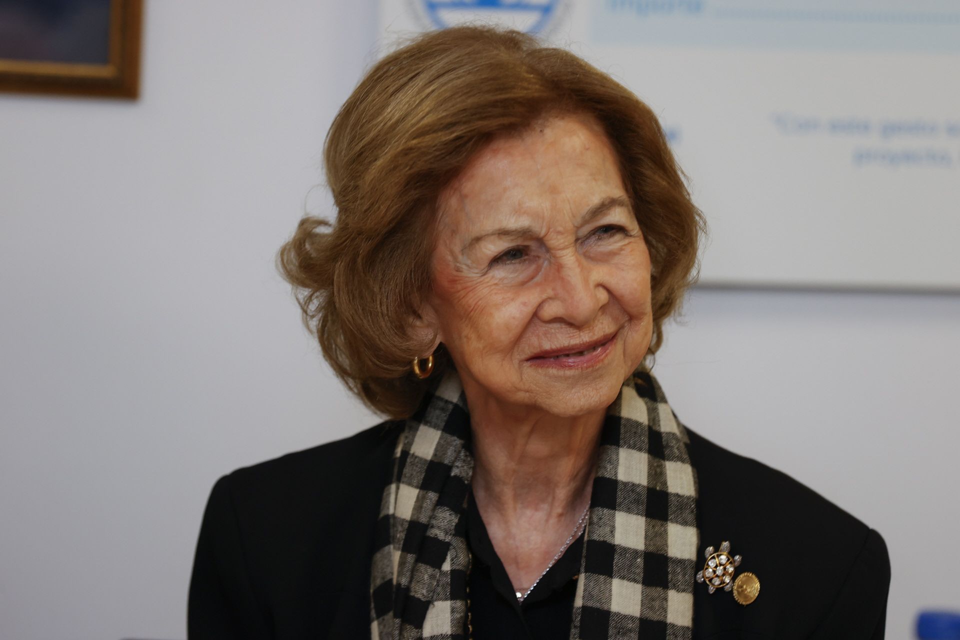 ​De luto pero sonriente: la reina Sofía reaparece por primera vez tras la muerte de su hermana Irene de Grecia 