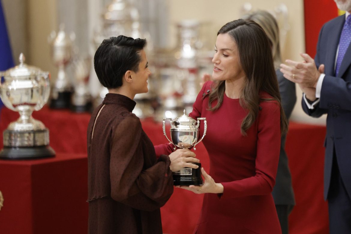 ​La reina Letizia recuerda con María Pérez y Álvaro Martín el desliz de protocolo durante la felicitación por su medalla de París: “Luego le pedí perdón”, confiesa el corredor 