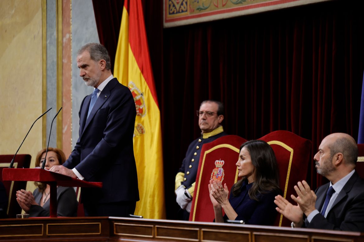 ​Sin el rey Juan Carlos y frente a camisetas reivindicativas: Felipe VI pide “cumplir” la Constitución de 1978 en el acto de homenaje a la Carta Magna más longeva 
