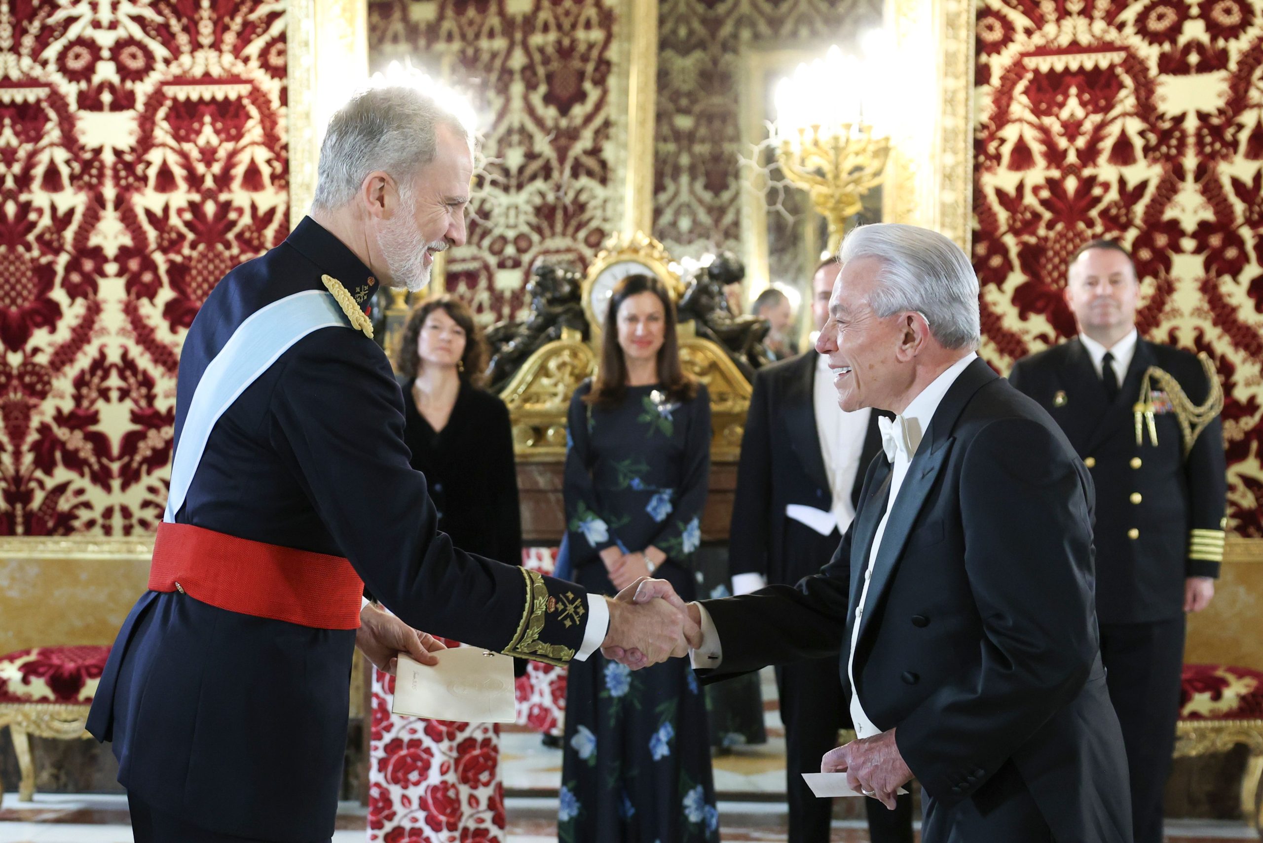 ​El emisario de Trump para que Pedro Sánchez gaste más en la OTAN entrega a Felipe VI sus cartas credenciales como nuevo embajador de EE. UU. 