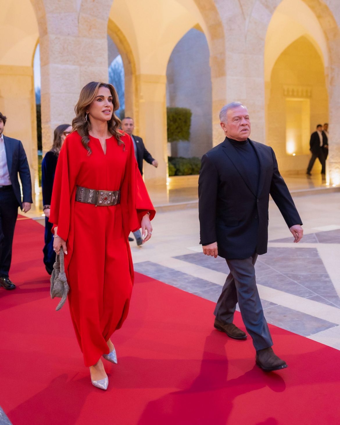 ​Las palabras de Rania de Jordania en la noche del Ramadán, junto a su familia y vestida de un rojo muy simbólico 