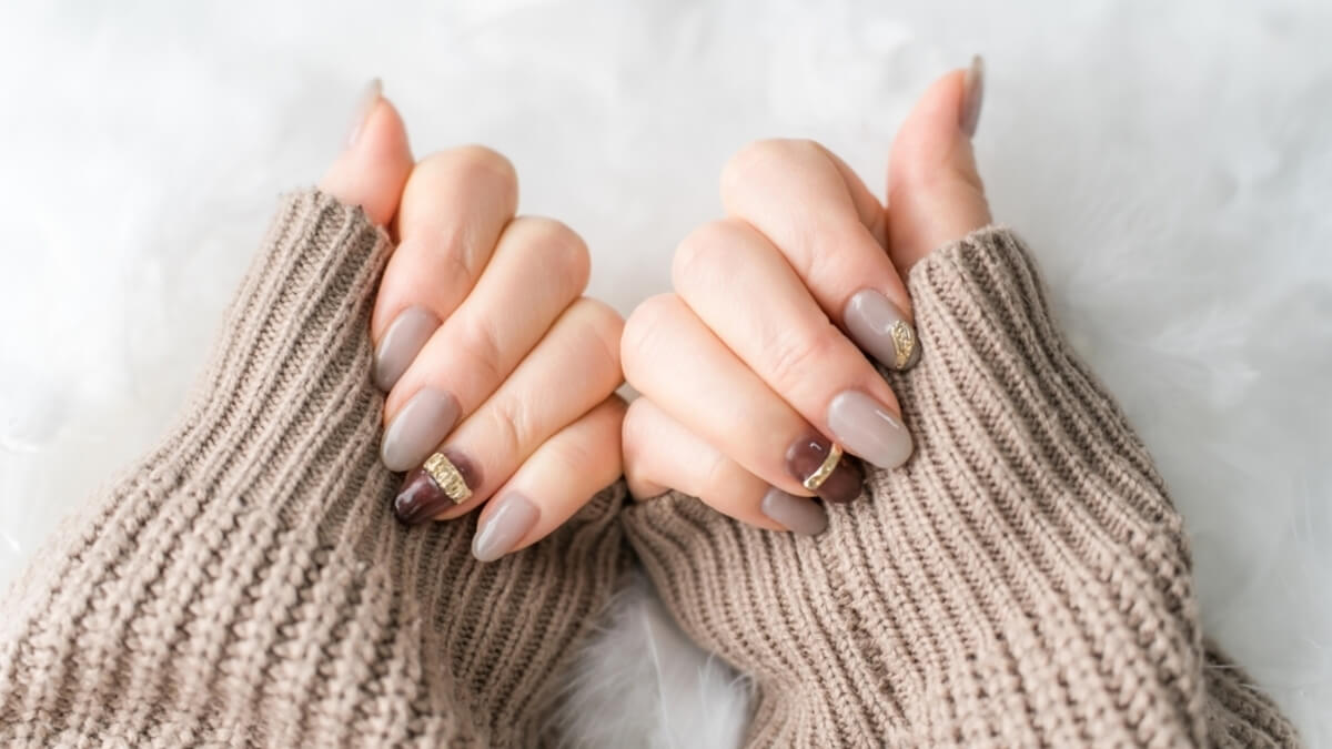 Manicura “chai latte”: 6 diseños cálidos perfectos para el invierno