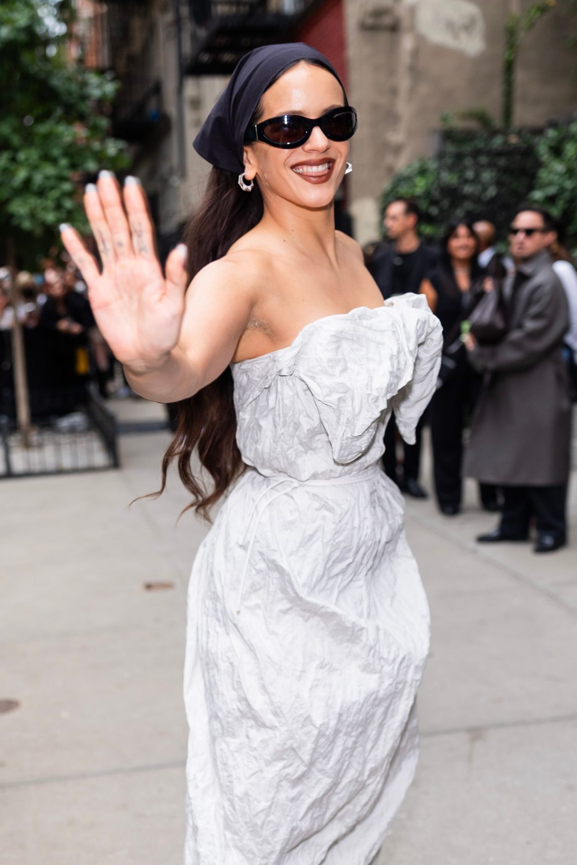 ​Fumar en entrevistas, gafas de sol en interior y una forma única de habitar el mundo: ¿es Rosalía la última de las folclóricas? 