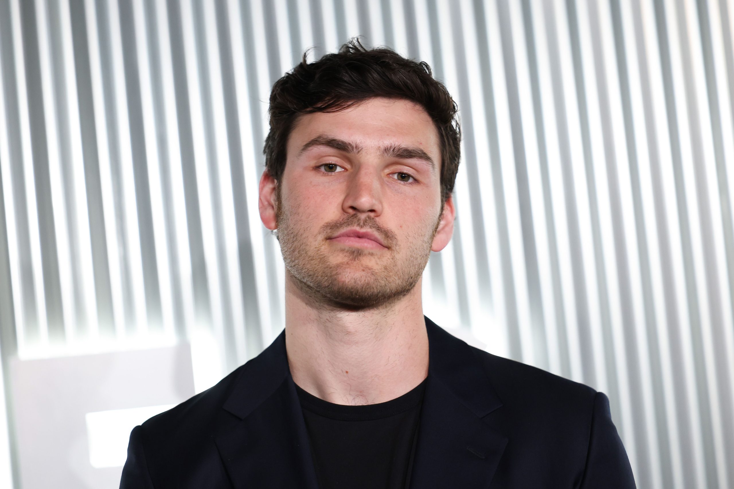 ​Charlie Hall, el nuevo nepo baby de la cuarta temporada de The White Lotus: hijo de Julia Louis-Dreyfus y del actor y director Brad Hall 