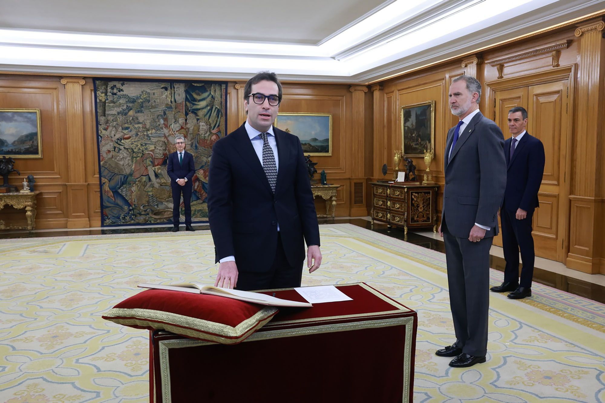​Carlos Cuerpo, en su toma de posesión como vicepresidente: de recordar la historia de su abuelo, que tuvo que ir a la mina con nueve años, a decir que su madre todavía no se cree su nombramiento 