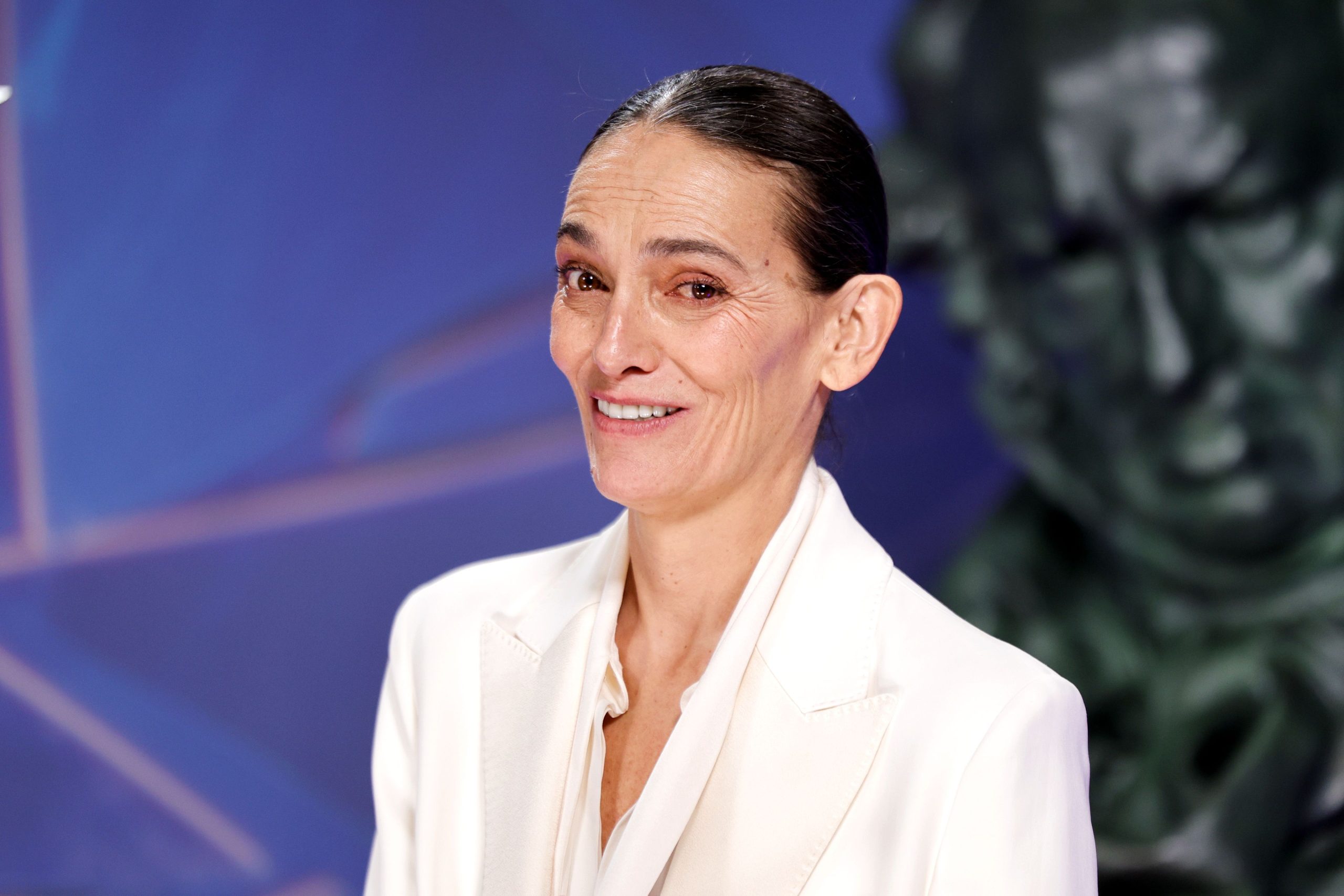 ​"Las cejas de Laura Ponte tienen un arco muy suave. No buscan levantar el ojo ni crear un efecto lifting, sino profundizar la mirada” 