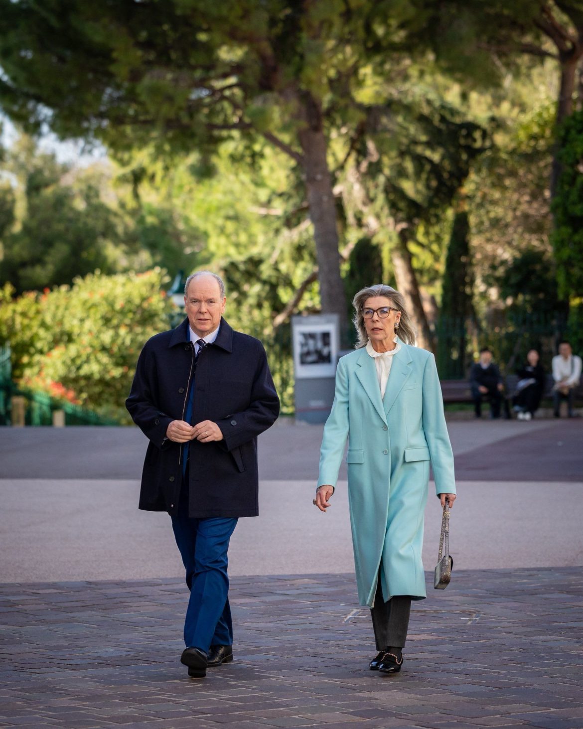 ​Maxiabrigo, bolso de Celine y blusa romántica: Carolina de Mónaco y su cita con el arte 