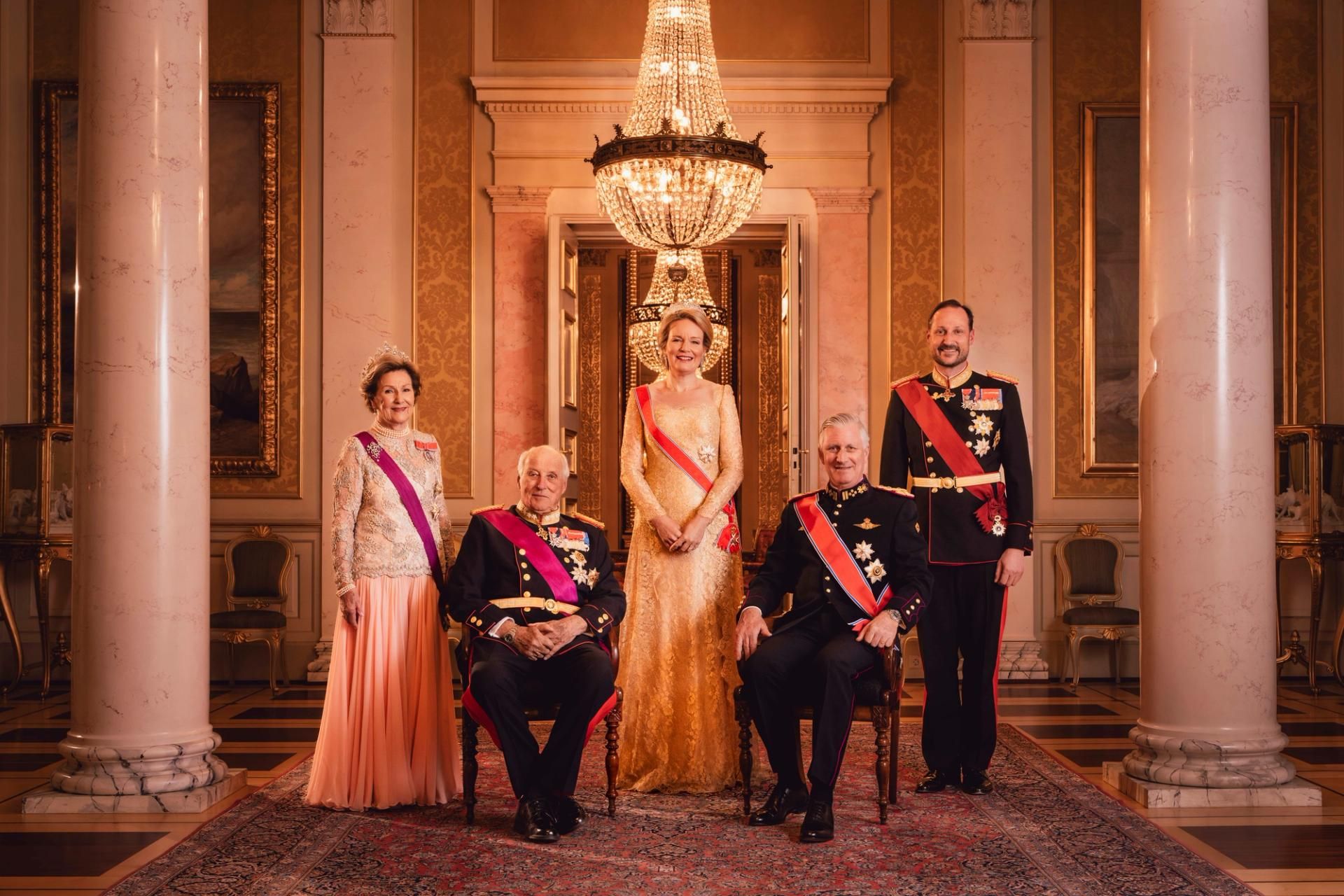 La tiara de boda de Fabiola de Bélgica y la réplica de la diadema Garrard robada en Londres: los reyes de Noruega ofrecen un banquete de Estado a Matilde y Felipe de Bélgica
