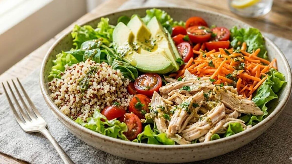 ¿Tu ensalada te da hambre al rato? Así puedes hacerla más completa sin cargarla de calorías