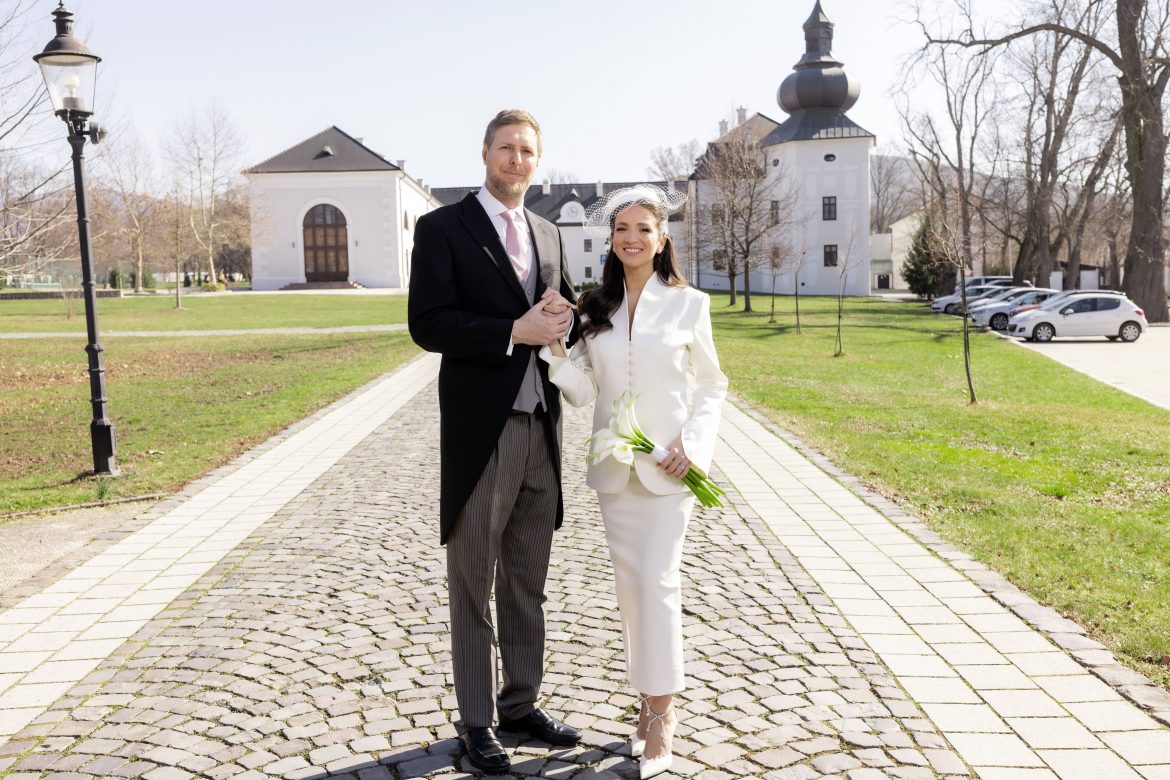 ​La boda de Leka II de Albania y Bierta Celibashi: una novia con diseño en dos piezas y tocado de redecilla estilo años 40 