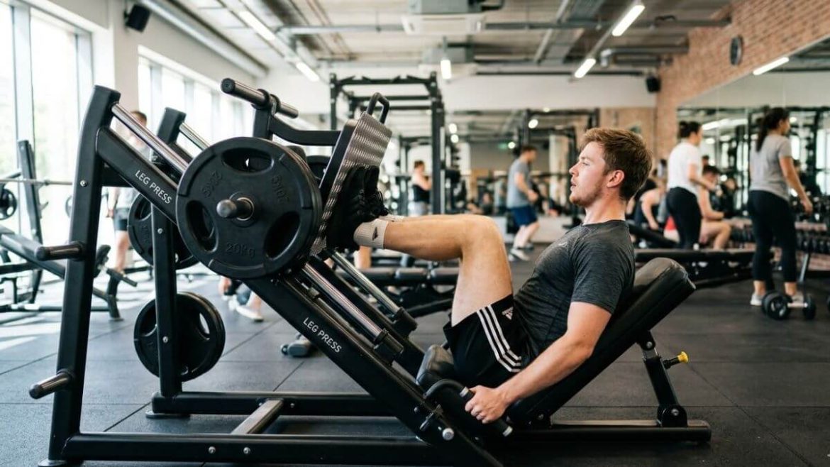 Piernas en el gimnasio para principiantes: 6 ejercicios básicos para comenzar sin complicarte