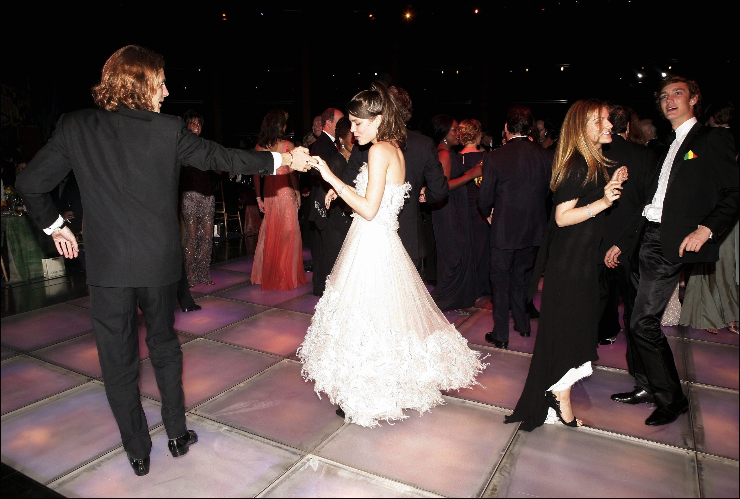 ​20 años del debut de Charlotte Casiraghi en el Baile de la Rosa: así fue la noche que marcó el paso de la nueva generación en la gran fiesta de los Grimaldi 