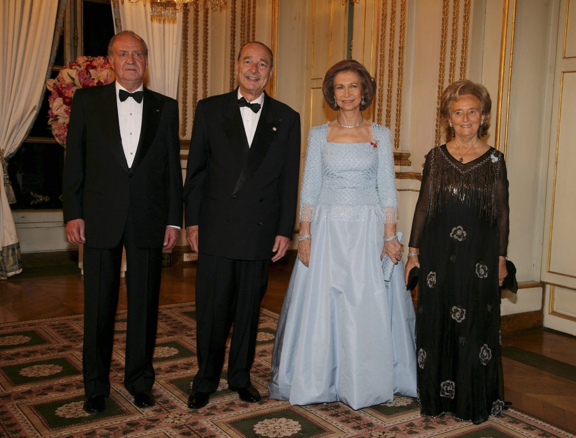 ​La última vez que la reina Sofía vistió un modelo exclusivo de tiros largos de Manuel Pertegaz hace 20 años 