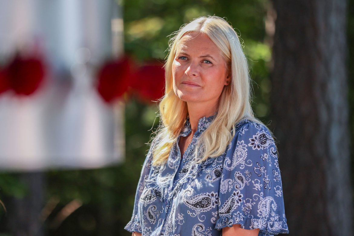 ​“Ojalá no le hubiera conocido”: Mette-Marit de Noruega aborda los detalles de su relación con Epstein en una entrevista televisada 