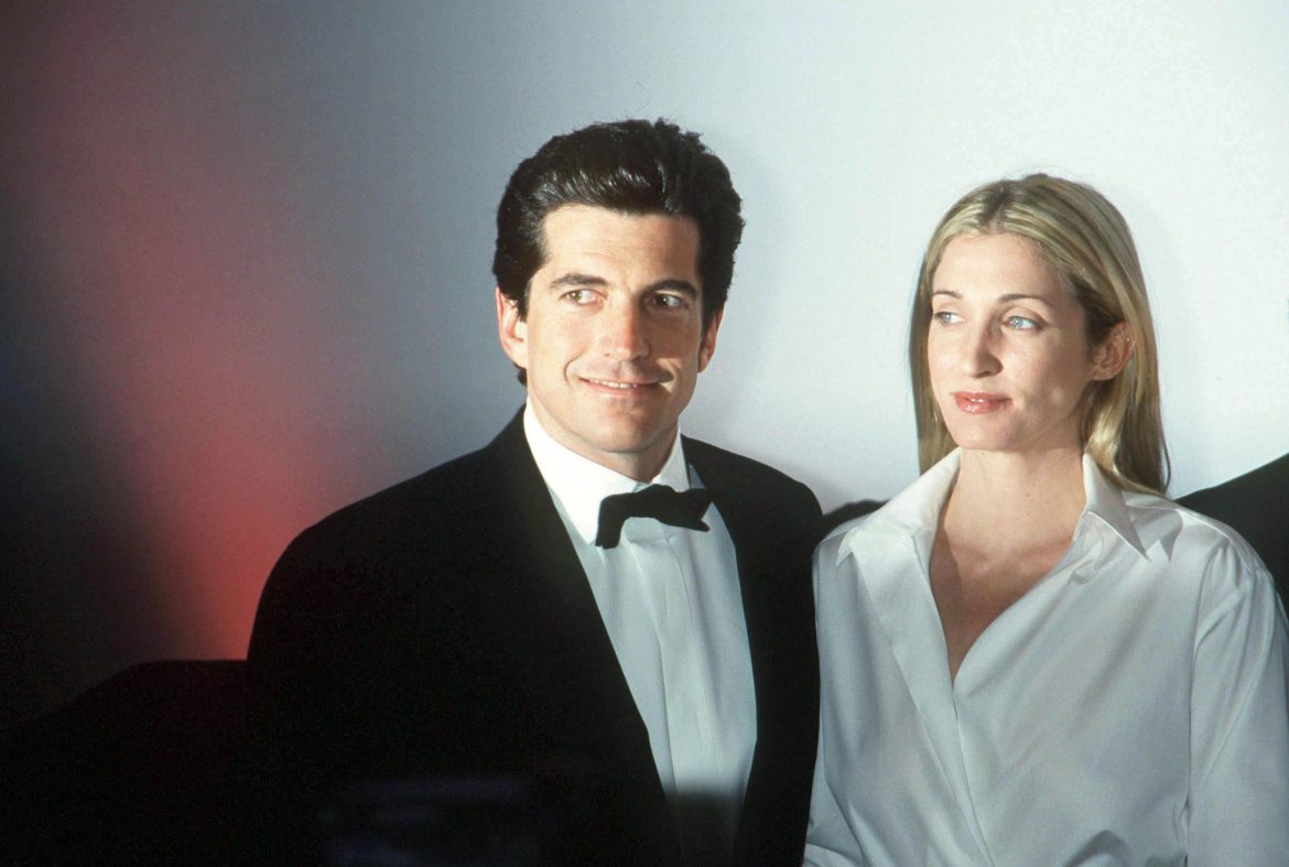 ​Recordamos la boda secreta de John F. Kennedy Jr. y Carolyn Bessette: velas, gospel y caballos salvajes en la isla más aislada de EE.UU. 