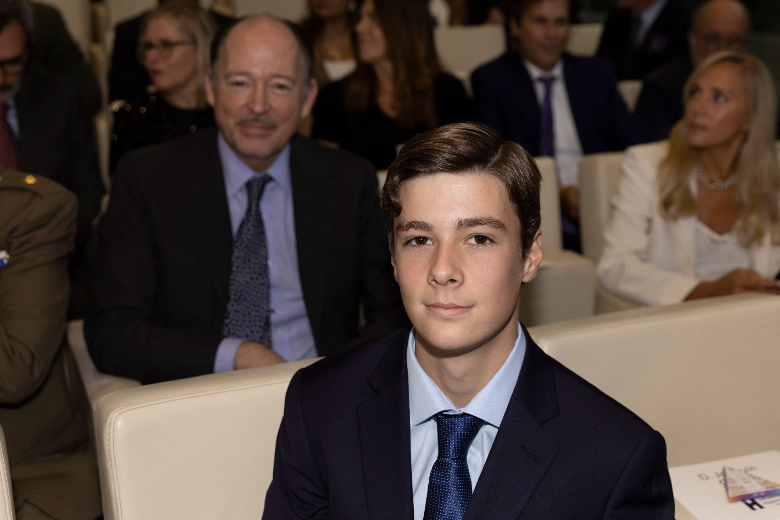 ​Simeón Hassan, hijo de Kalina de Bulgaria, a punto de volver a China: formación con los maestros Shaolin en un pueblo de montaña y representante de su familia como miembro de la Guardia Juvenil 