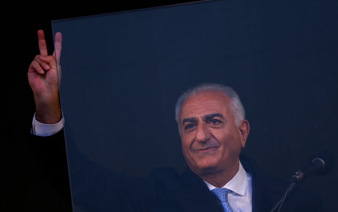 ​Las palabras de Reza Pahlavi, hijo del último sah de Irán, tras la muerte del ayatolá Alí Jamenei (antiguo enemigo de su padre) 