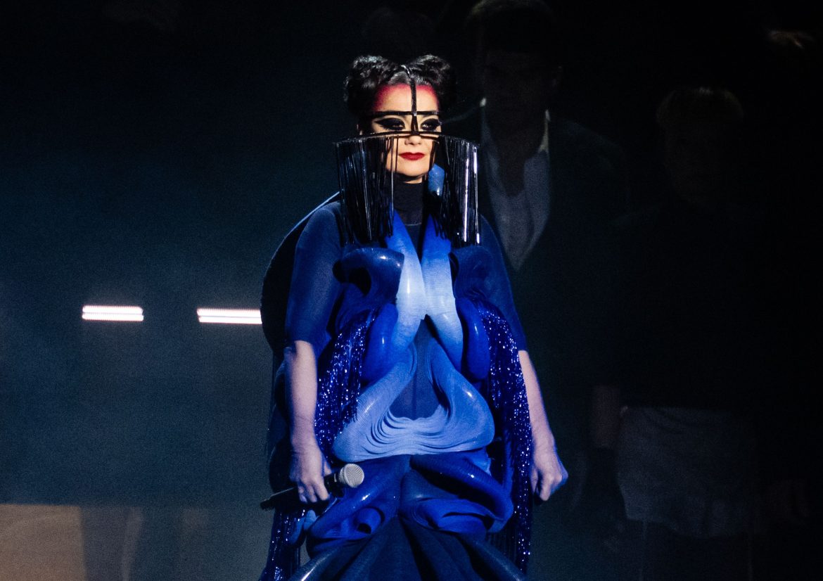 ​Rosalía y Björk en los BRIT Awards: la actuación sorpresa del “pomelo agradecido” que la música llevaba años esperando 