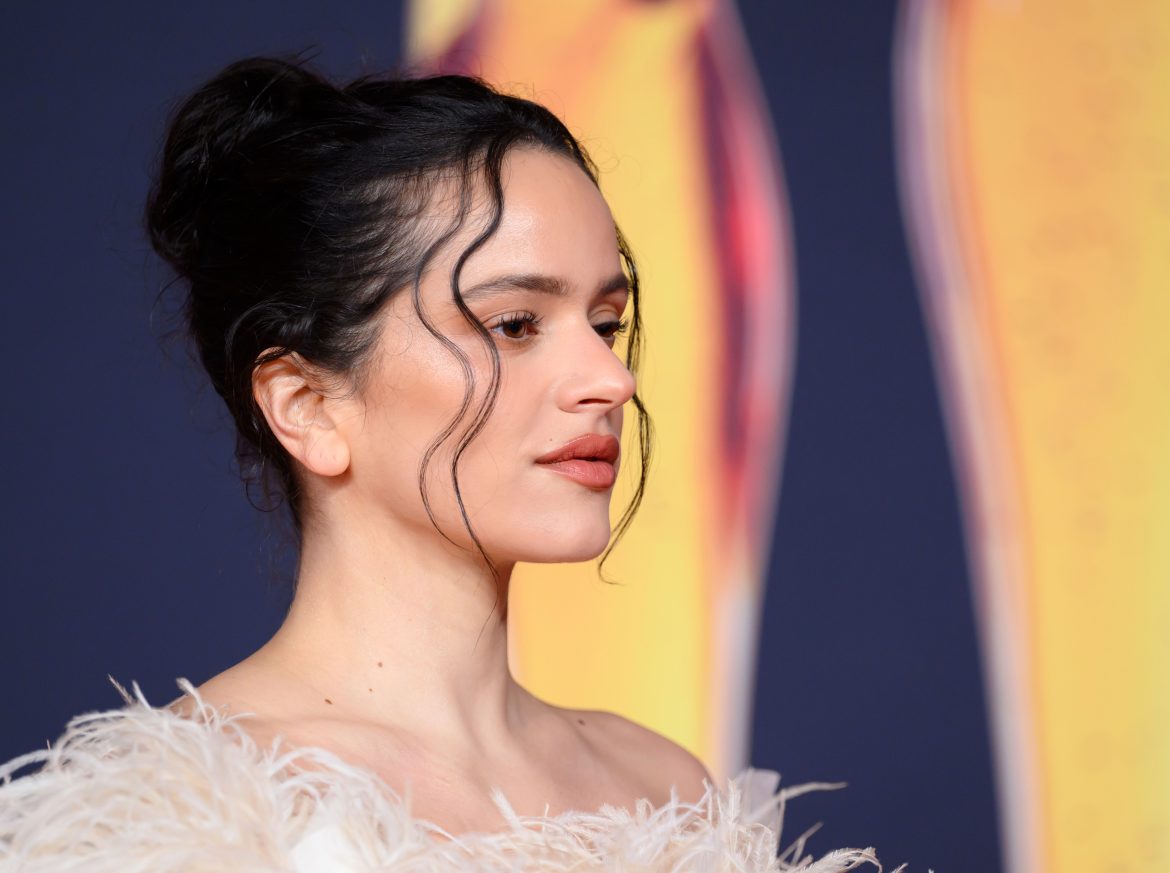 ​José Manuel Vila, el padre de Rosalía que vive lejos del foco: jubilado, aficionado a pintar cuadros psicodélicos y motero que presume de hija en sus redes sociales 